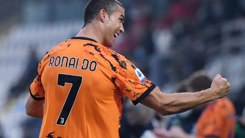 RONALDO IN ORANGE JERSEY 